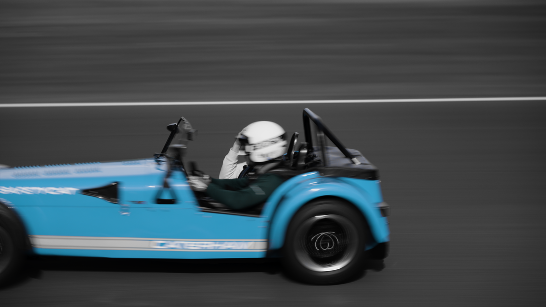 voiture caterham sur circuit
